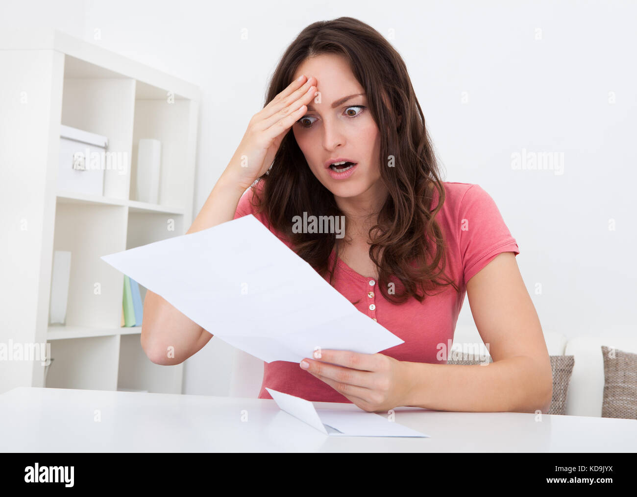 Ritratto di un triste giovane donna alla lettura di documenti Foto Stock