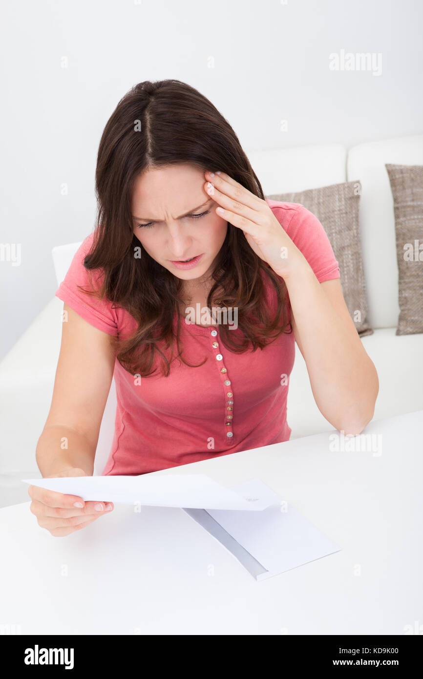 Ritratto di un triste giovane donna alla lettura di documenti Foto Stock