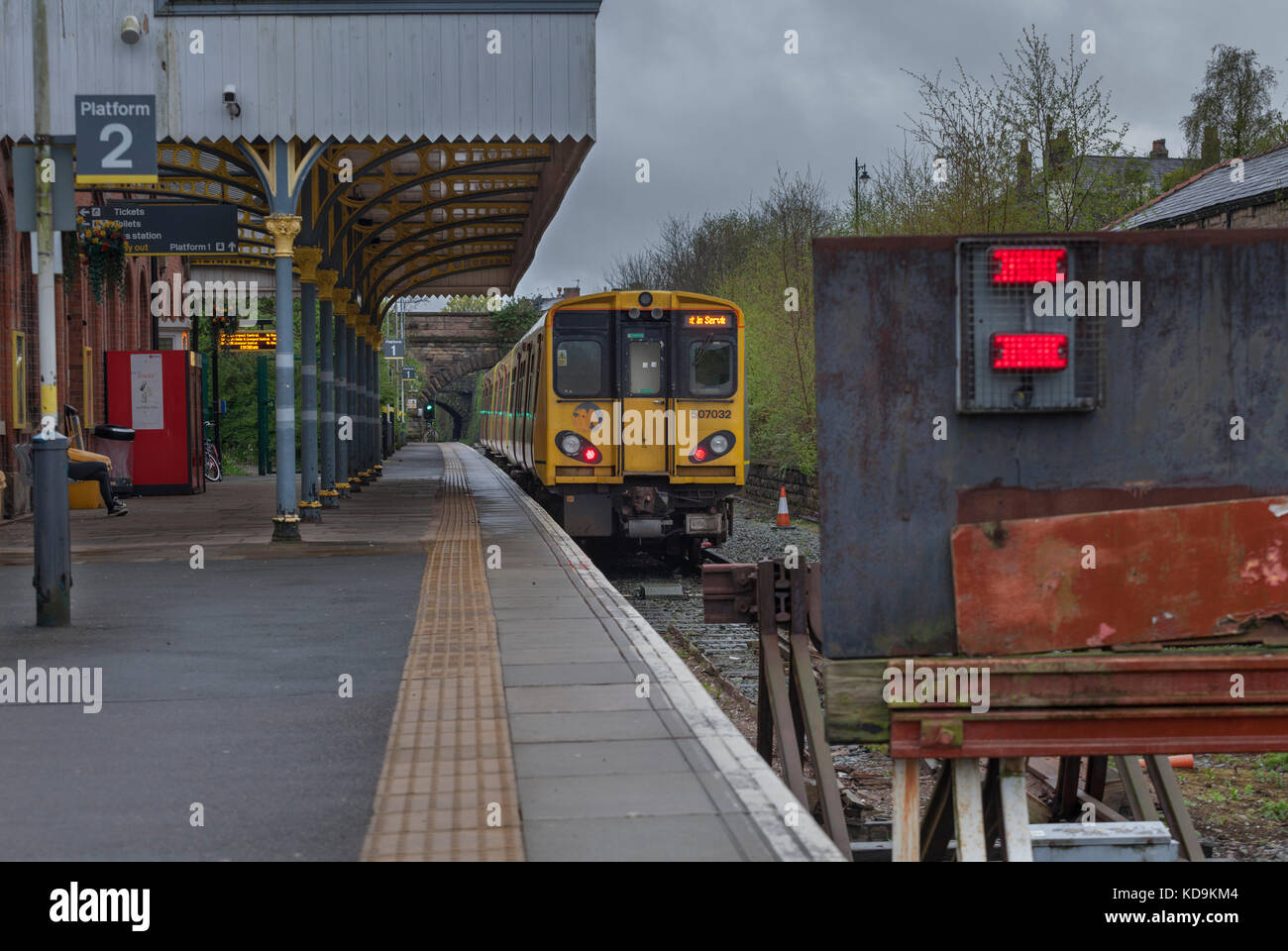Classe Merseyrail 507 507032 in attesa di tornare a vuoto per il deposito di Ormskirk come 1923 Ormskirk - Kirkdale Carrello Sciavero Foto Stock