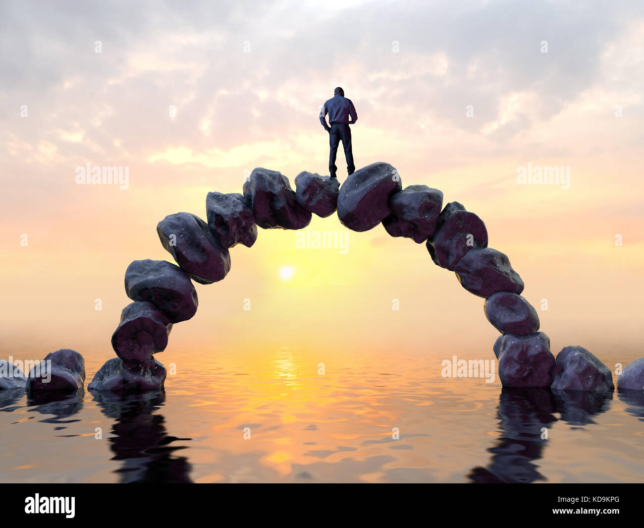 L'uomo sorge sulla sommità di un ponte di pietra Foto Stock