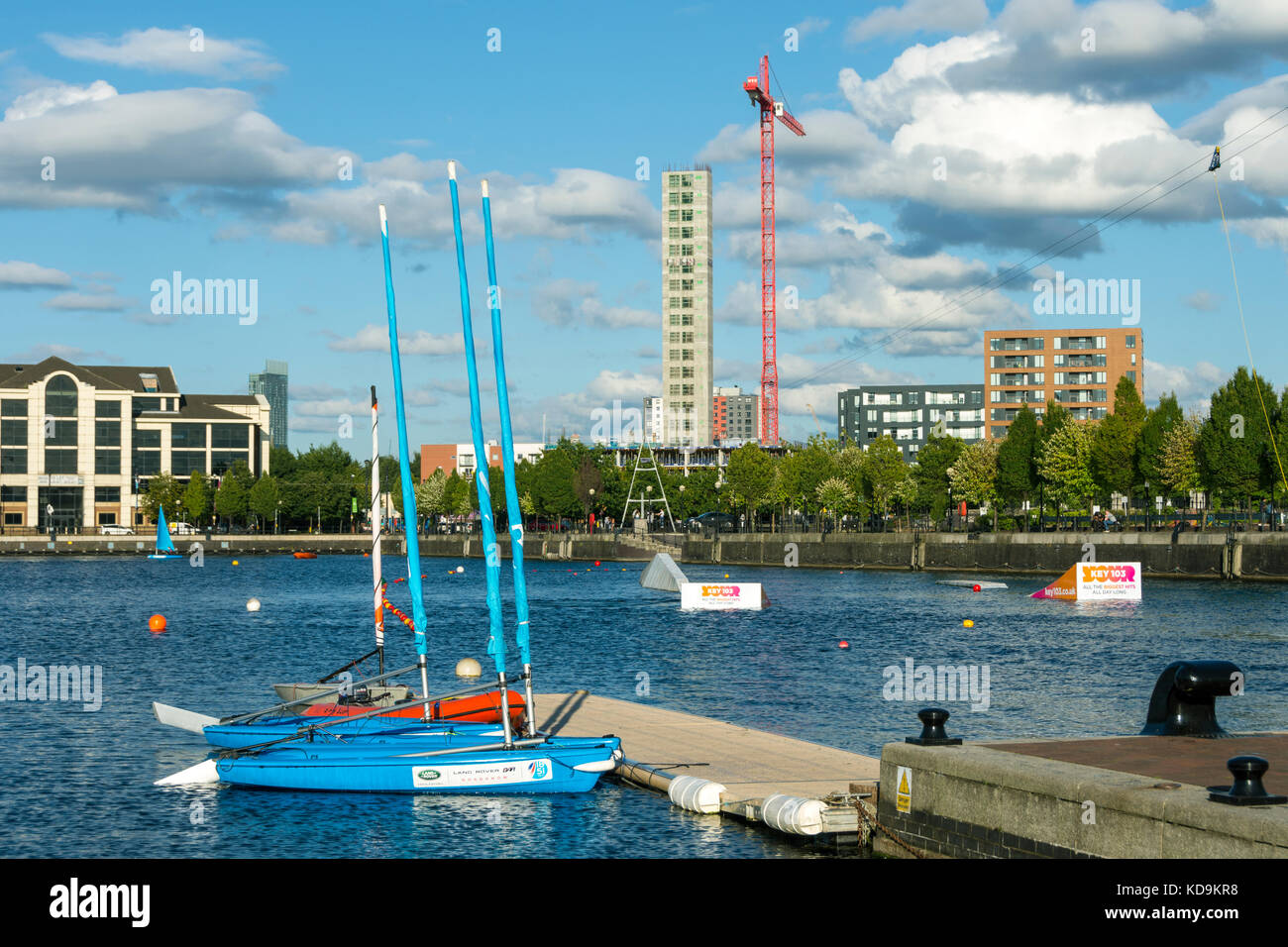 Gommoni e corso del centro di wakeboarding Salford Wakepark, Ontario Basin, Salford Quays, Manchester, Inghilterra, REGNO UNITO Foto Stock