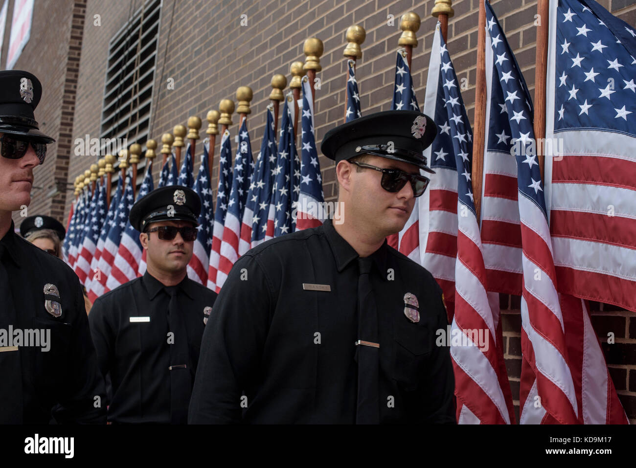 Des pompiers et policiers new yorkais revenant d'une cérémonie. Foto Stock