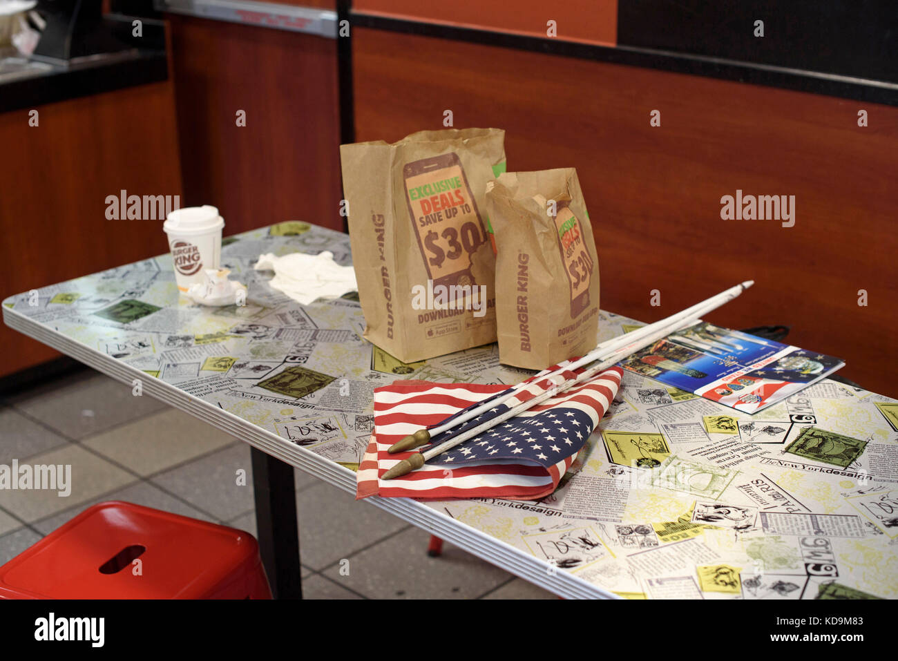 Un drapeau américain a été oublié dans un Burger King le jour de la comémoration du 9-11, le 11 septembre 2016 à New-York. Foto Stock