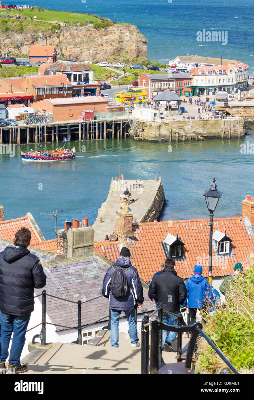 Vista dalla parte superiore di 199 passi a Whitby, North Yorkshire, Inghilterra. Regno Unito Foto Stock