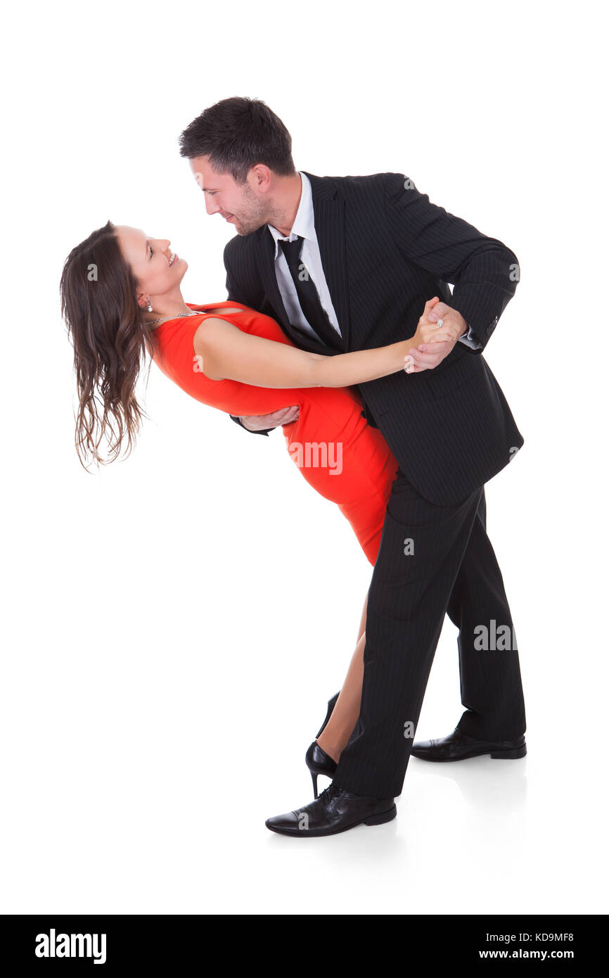 Ritratto di una coppia felice danza su sfondo bianco Foto Stock