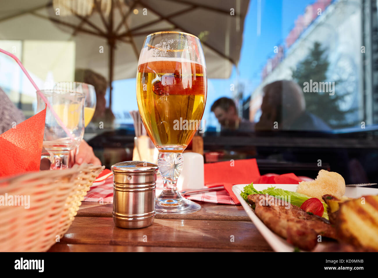 Bicchiere di birra e cibo di strada su un tavolo del bar. Foto Stock