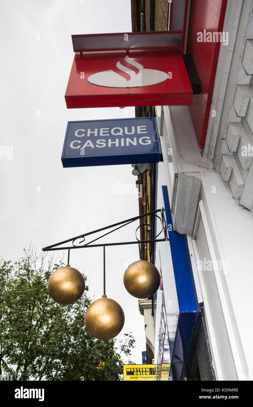 Un segno pawnbrokers circondato da Santander e Western Union del digital signage, London, Regno Unito Foto Stock