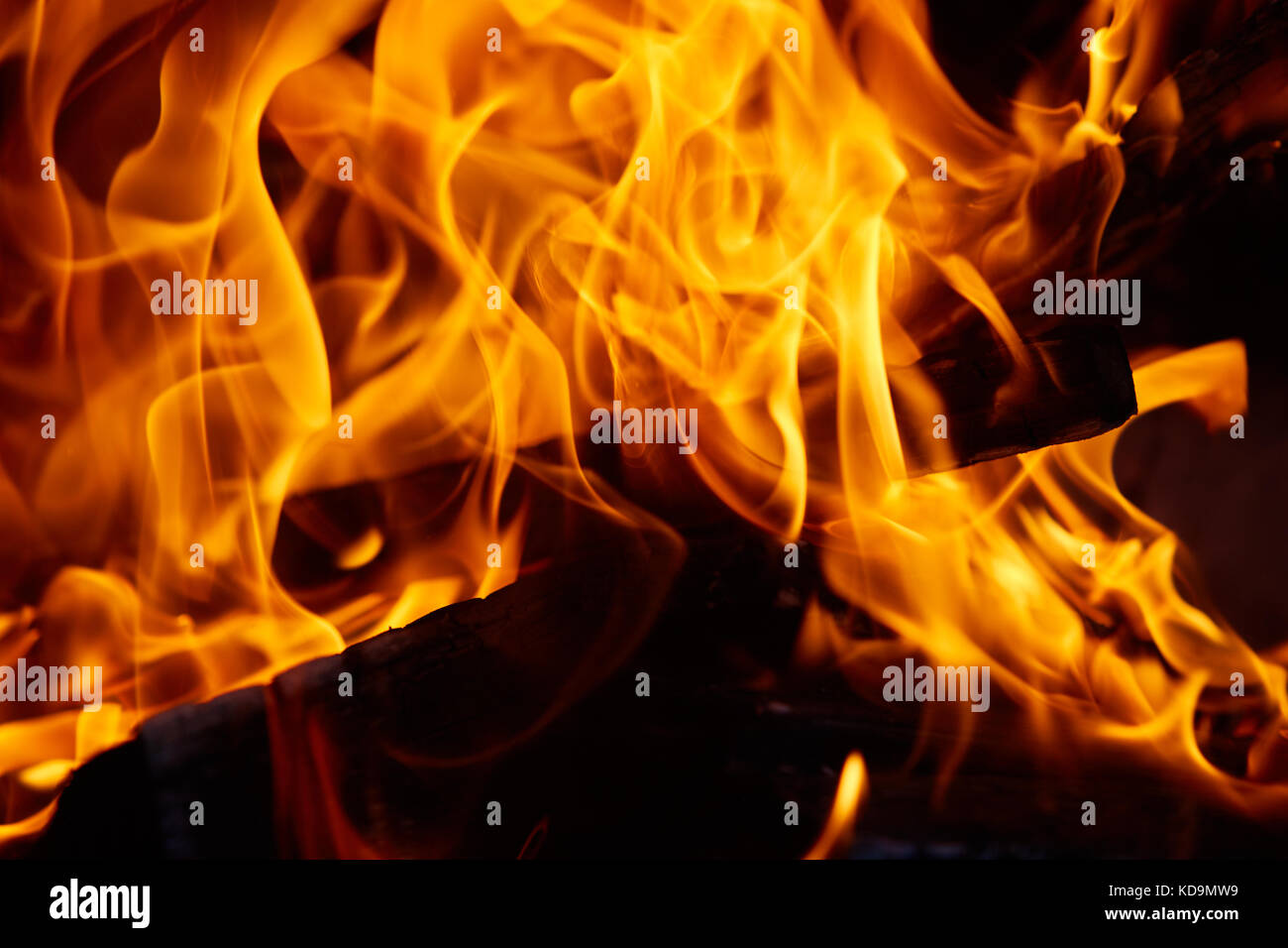 La combustione di legna da ardere nel caminetto vicino la foto. Foto Stock