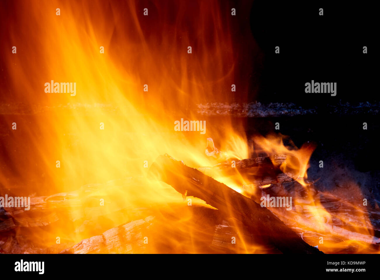 La combustione di legna da ardere nel caminetto vicino la foto. Foto Stock