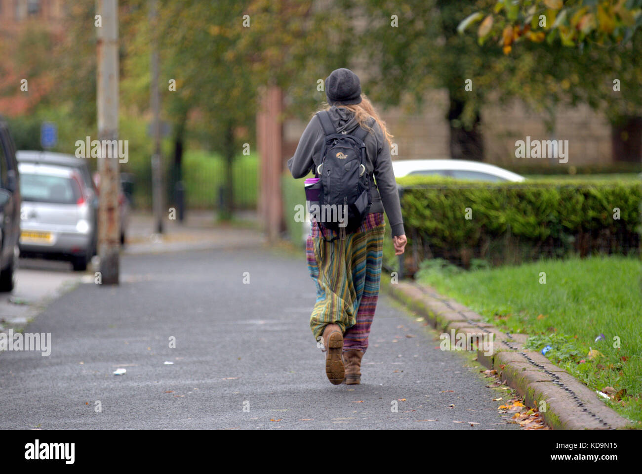Grunge hipster ragazza di moda a piedi visto da dietro govanhill Glasgow Street scena Foto Stock