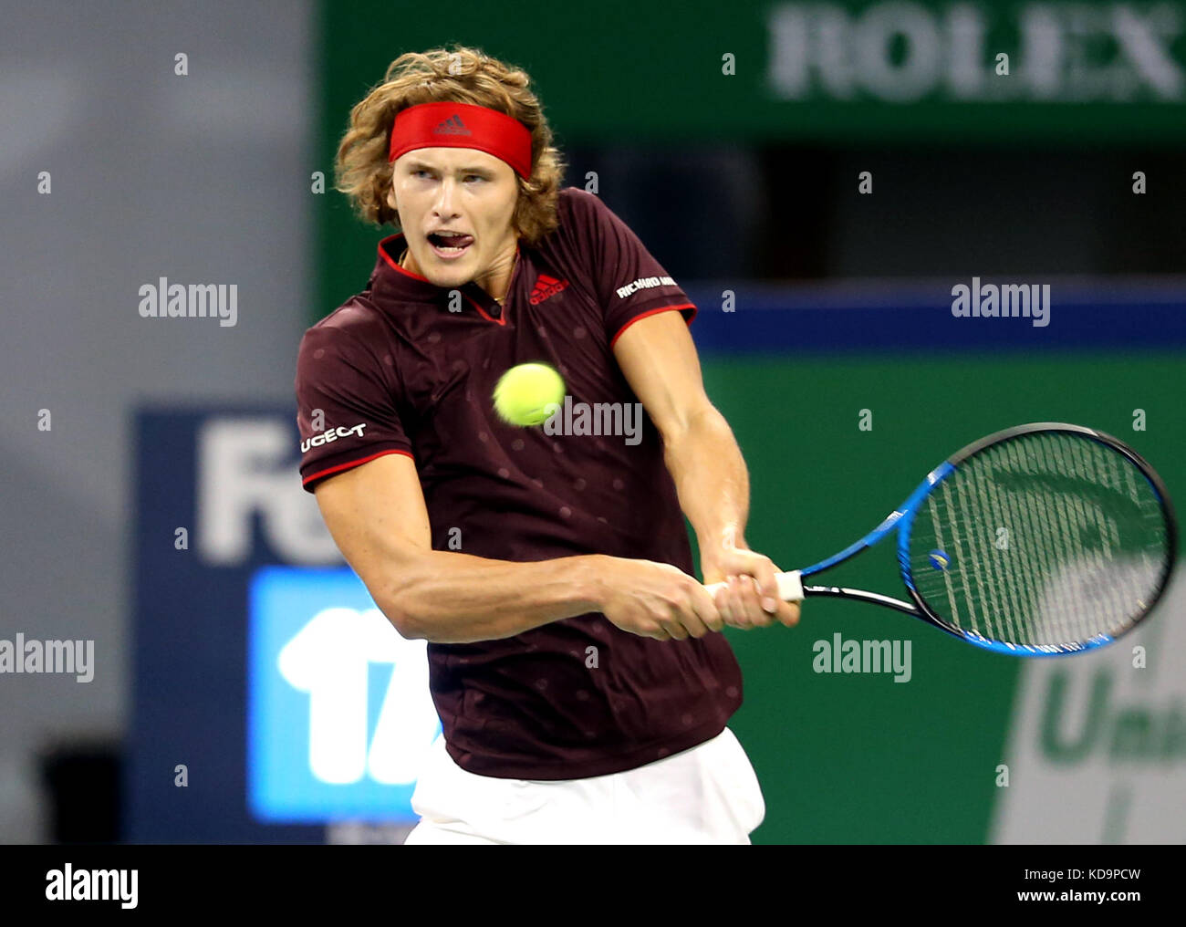 Shanghai, Cina. 11 ottobre 2017. Il tedesco Alexander Zverev torna al secondo turno contro il britannico Aljaz Bedene all'ATP Shanghai Rolex Masters 2017 di Shanghai, Cina orientale, 11 ottobre 2017. Crediti: Fan Jun/Xinhua/Alamy Live News Foto Stock