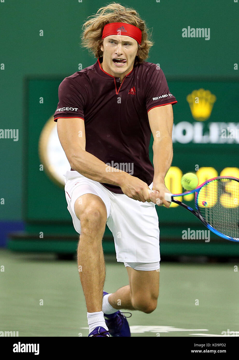 Shanghai, Cina. 11 ottobre 2017. Il tedesco Alexander Zverev torna al secondo turno contro il britannico Aljaz Bedene all'ATP Shanghai Rolex Masters 2017 di Shanghai, Cina orientale, 11 ottobre 2017. Crediti: Fan Jun/Xinhua/Alamy Live News Foto Stock