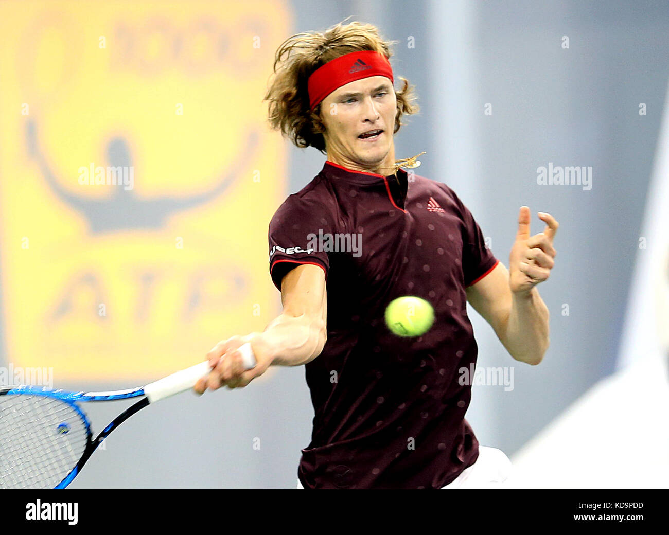 Shanghai, Cina. 11 ottobre 2017. Il tedesco Alexander Zverev torna al secondo turno contro il britannico Aljaz Bedene all'ATP Shanghai Rolex Masters 2017 di Shanghai, Cina orientale, 11 ottobre 2017. Crediti: Fan Jun/Xinhua/Alamy Live News Foto Stock