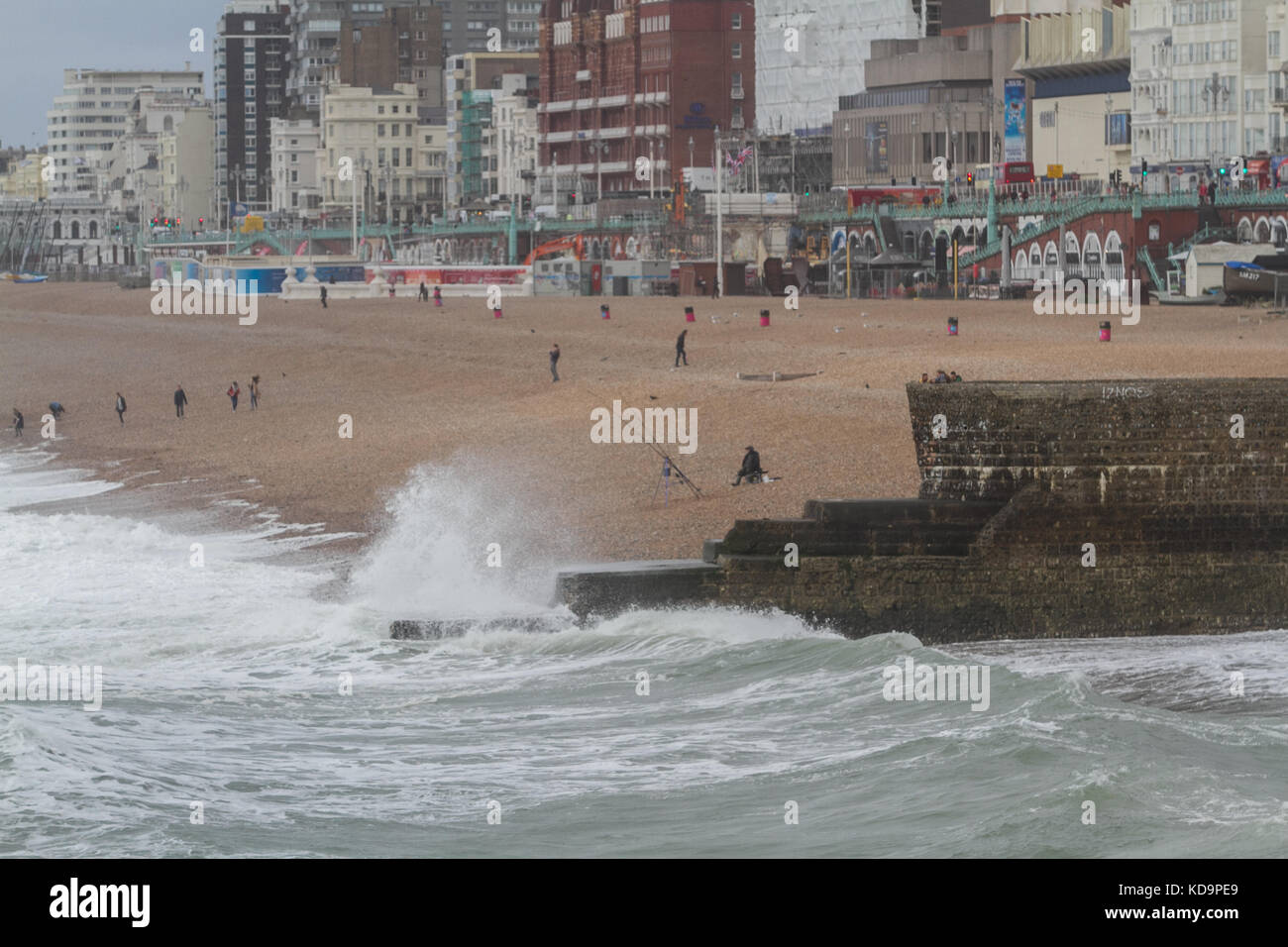 Brighton sussex. 11 ottobre 2017. popolo coraggioso il blustery e vento sul lungomare di Brighton come resti di uragano nate dalla metà altlantic è atteso alla pastella parti della Gran Bretagna credito: amer ghazzal/alamy live news Foto Stock