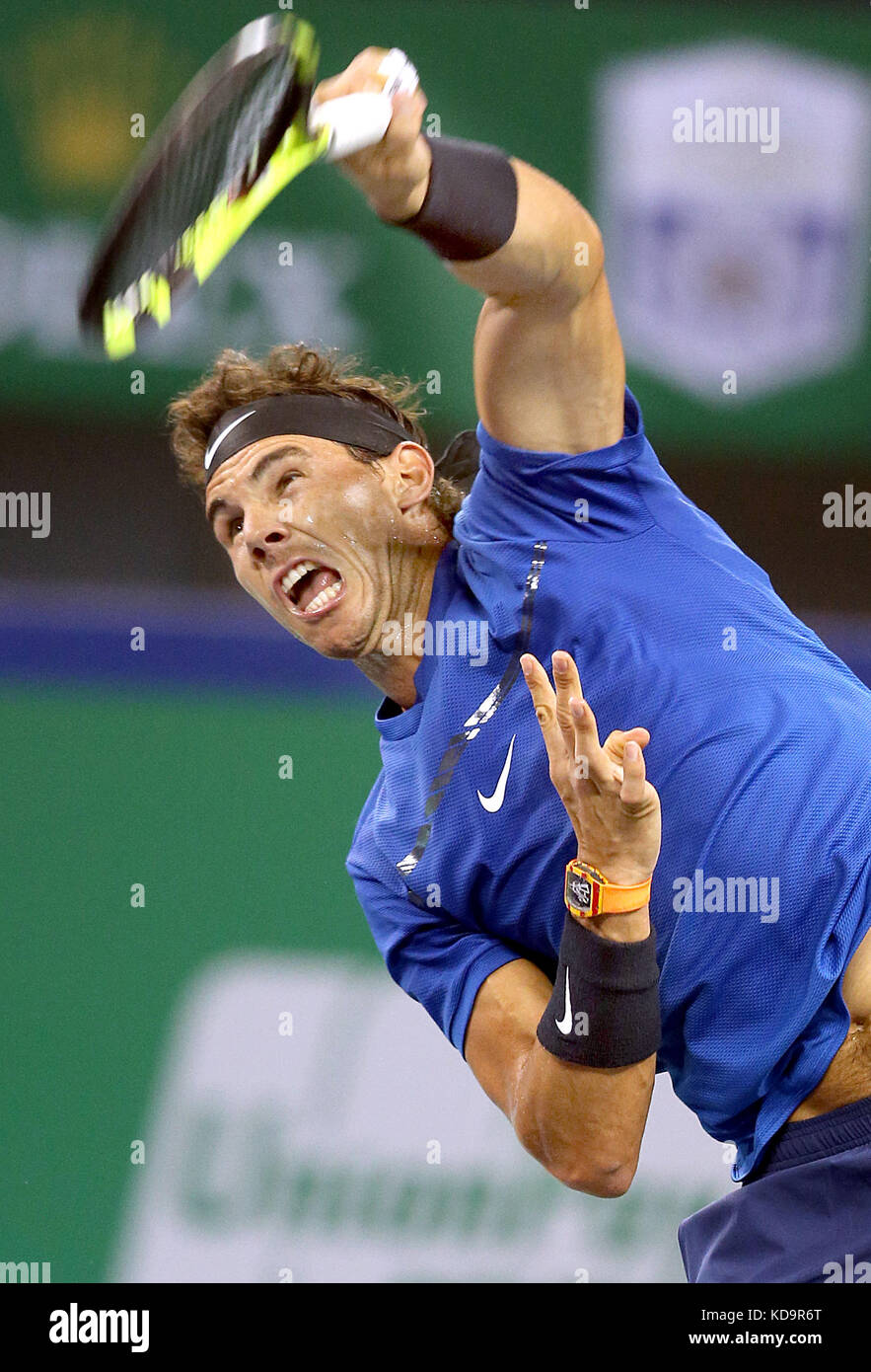 Shanghai, Cina. 11 ottobre 2017. Lo spagnolo Rafael Nadal partecipa al secondo turno contro Jared Donaldson degli Stati Uniti all'ATP Shanghai Rolex Masters 2017 a Shanghai, Cina orientale, 11 ottobre 2017. Crediti: Fan Jun/Xinhua/Alamy Live News Foto Stock