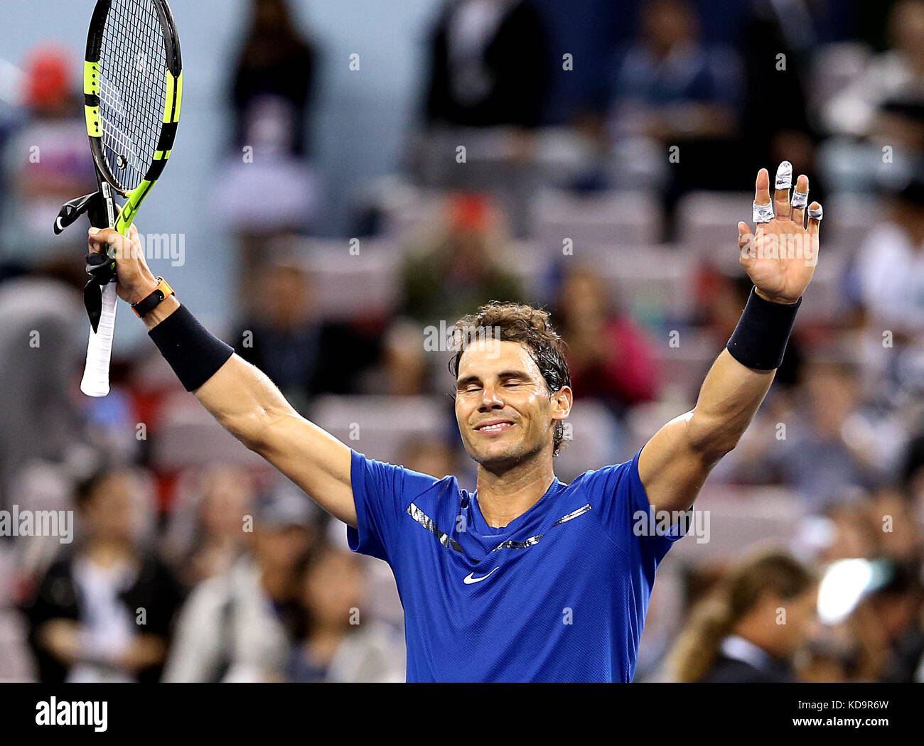Shanghai, Cina. 11 ottobre 2017. Lo spagnolo Rafael Nadal reagisce dopo aver vinto la partita del secondo turno contro Jared Donaldson degli Stati Uniti all'ATP Shanghai Rolex Masters 2017 a Shanghai, Cina orientale, 11 ottobre 2017. Crediti: Fan Jun/Xinhua/Alamy Live News Foto Stock