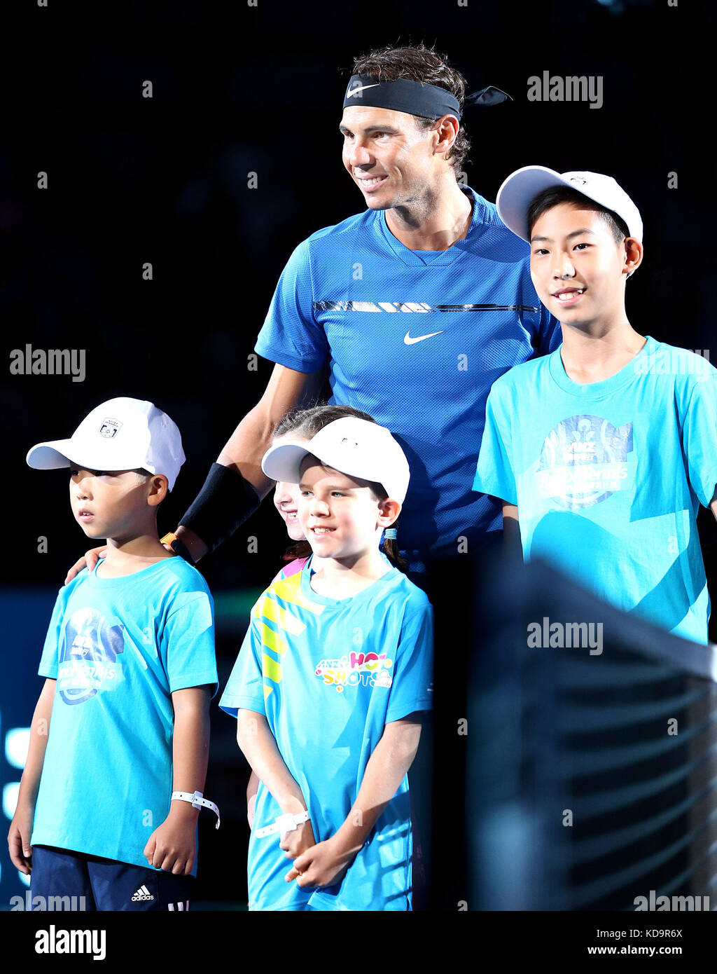 Shanghai, Cina. 11 ottobre 2017. Rafael Nadal, spagnolo, si posa con i bambini prima del secondo turno contro Jared Donaldson degli Stati Uniti all'ATP Shanghai Rolex Masters 2017 a Shanghai, Cina orientale, 11 ottobre 2017. Crediti: Fan Jun/Xinhua/Alamy Live News Foto Stock