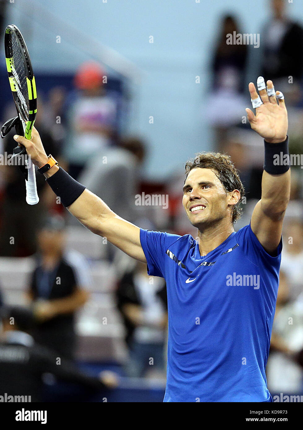 Shanghai, Cina. 11 ottobre 2017. Lo spagnolo Rafael Nadal reagisce dopo aver vinto la partita del secondo turno contro Jared Donaldson degli Stati Uniti all'ATP Shanghai Rolex Masters 2017 a Shanghai, Cina orientale, 11 ottobre 2017. Crediti: Fan Jun/Xinhua/Alamy Live News Foto Stock