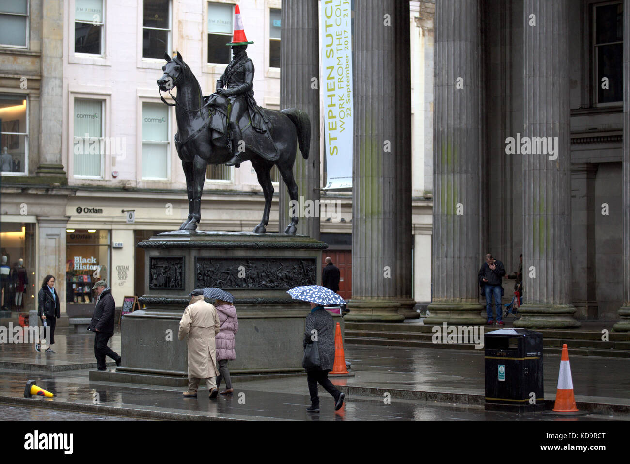 Arte moderna testo galleria di arte moderna di Goma e il duca di Wellington o cono testa uomo statua. Foto Stock