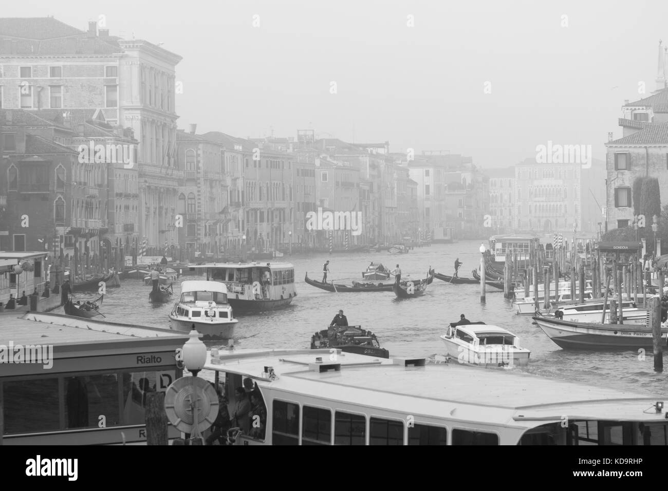 Venezia, Italia. 11 ottobre, 2017. (Foto è stata presa in bianco e nero) barche e gondole crea traffico in canal grande durante una mattinata nebbiosa a venezia, Italia. in questo periodo a Venezia si avvia per la prima volta la nebbia di mattina. © Simone padovani / risveglio / alamy live news Foto Stock