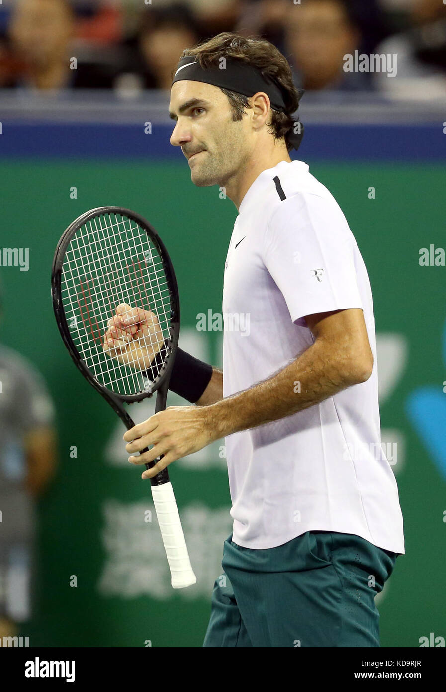 Shanghai, Cina. 11 ottobre 2017. Il svizzero Roger Federer reagisce durante la partita del secondo turno maschile contro l'argentino Diego Schwartzman all'ATP Shanghai Rolex Masters 2017 a Shanghai, Cina orientale, 11 ottobre 2017. Crediti: Fan Jun/Xinhua/Alamy Live News Foto Stock