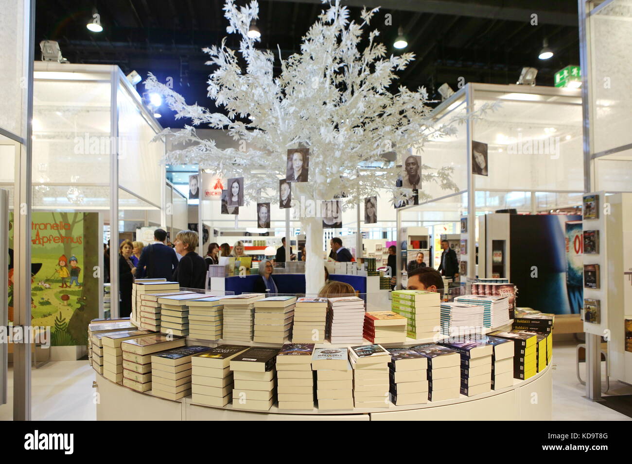Francoforte, Germania. 11 Ottobre 2017. Buchmesse Frankfurt 2017 (Fiera Internazionale del Libro di Francoforte 2017), qui stand del maggiore editore tedesco Bastei Lübbe. Credito: Christian Lademann Foto Stock