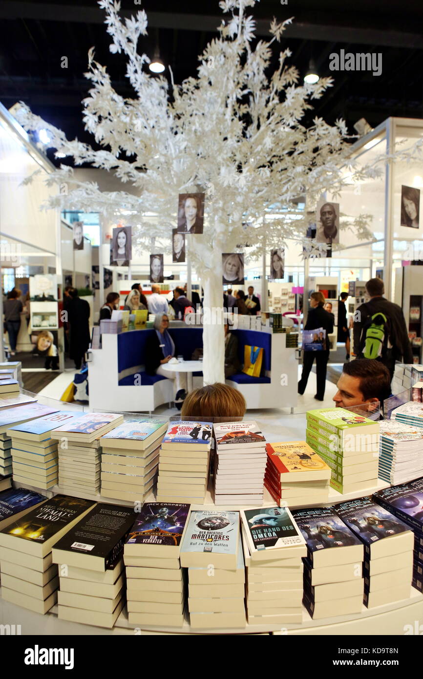 Francoforte, Germania. 11 Ottobre 2017. Buchmesse Frankfurt 2017 (Fiera Internazionale del Libro di Francoforte 2017), qui stand del maggiore editore tedesco Bastei Lübbe. Credito: Christian Lademann Foto Stock