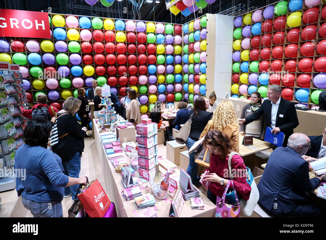 Francoforte, Germania. 11 Ottobre 2017. Buchmesse Frankfurt 2017 (Fiera Internazionale del Libro di Francoforte 2017), qui stand dell'editore tedesco Groh. Credito: Christian Lademann Foto Stock