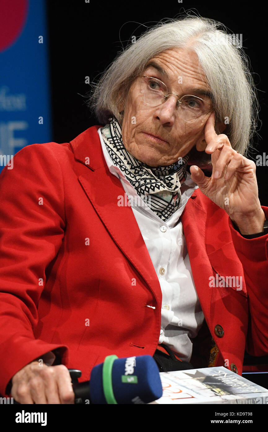 Colonia, Germania. 11 ottobre 2017. L'autrice donna Leon sul palco in una lettura come parte del 'Lit. Festival litarario di Colonia Spezial a Colonia, Germania, 11 ottobre 2017. Donna Leon presenta il suo nuovo libro "Earthly Remains" (titolo tedesco: "Stille Wasser"). Credito: Henning Kaiser/dpa/Alamy Live News Foto Stock