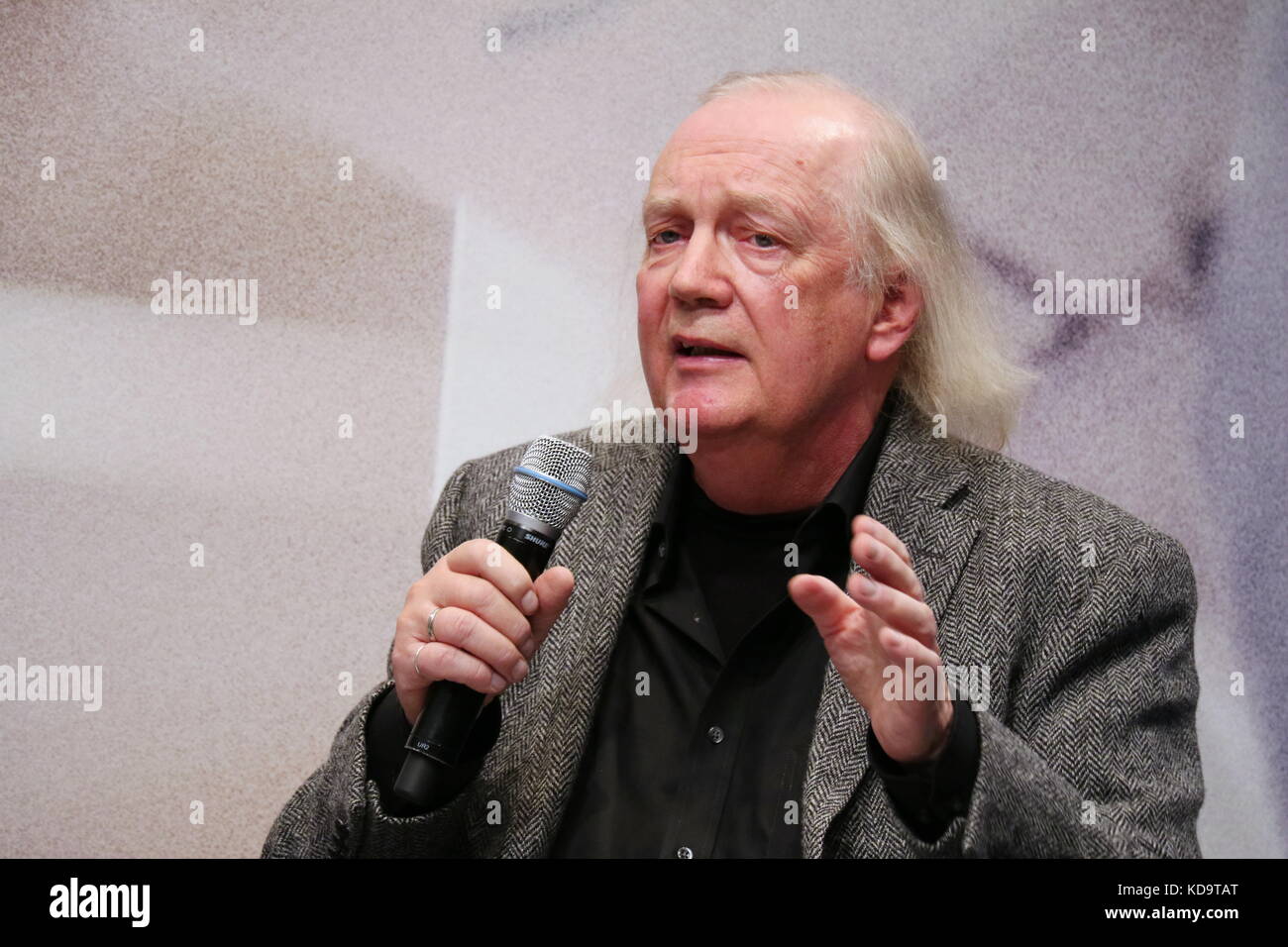 Francoforte, Germania. 11 Ottobre 2017. Critico di cucina e ristoranti tedesco Jürgen Dollasse parla allo stand di Süddeutsche Zeitung (SZ) a Buchmesse Frankfurt 2017 (Fiera Internazionale del Libro di Francoforte 2017). Credito: Christian Lademann Foto Stock