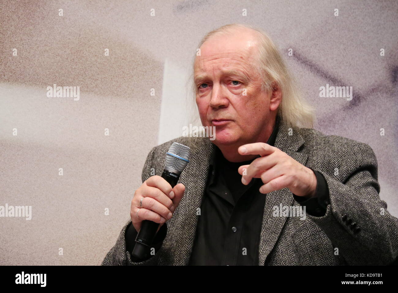 Francoforte, Germania. 11 Ottobre 2017. Critico di cucina e ristoranti tedesco Jürgen Dollasse parla allo stand di Süddeutsche Zeitung (SZ) a Buchmesse Frankfurt 2017 (Fiera Internazionale del Libro di Francoforte 2017). Credito: Christian Lademann Foto Stock