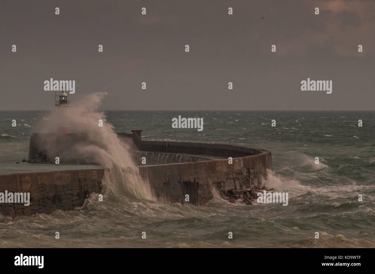 Newhaven, East Sussex, Regno Unito..11 ottobre 2017..Aumentando il vento nel tardo pomeriggio, le onde e il surf creano alcune scene spettacolari sulla costa meridionale. Foto Stock
