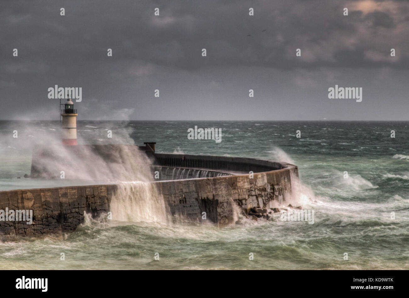 Newhaven, East Sussex, Regno Unito..11 ottobre 2017..Aumentando il vento nel tardo pomeriggio, le onde e il surf creano alcune scene spettacolari sulla costa meridionale. Foto Stock