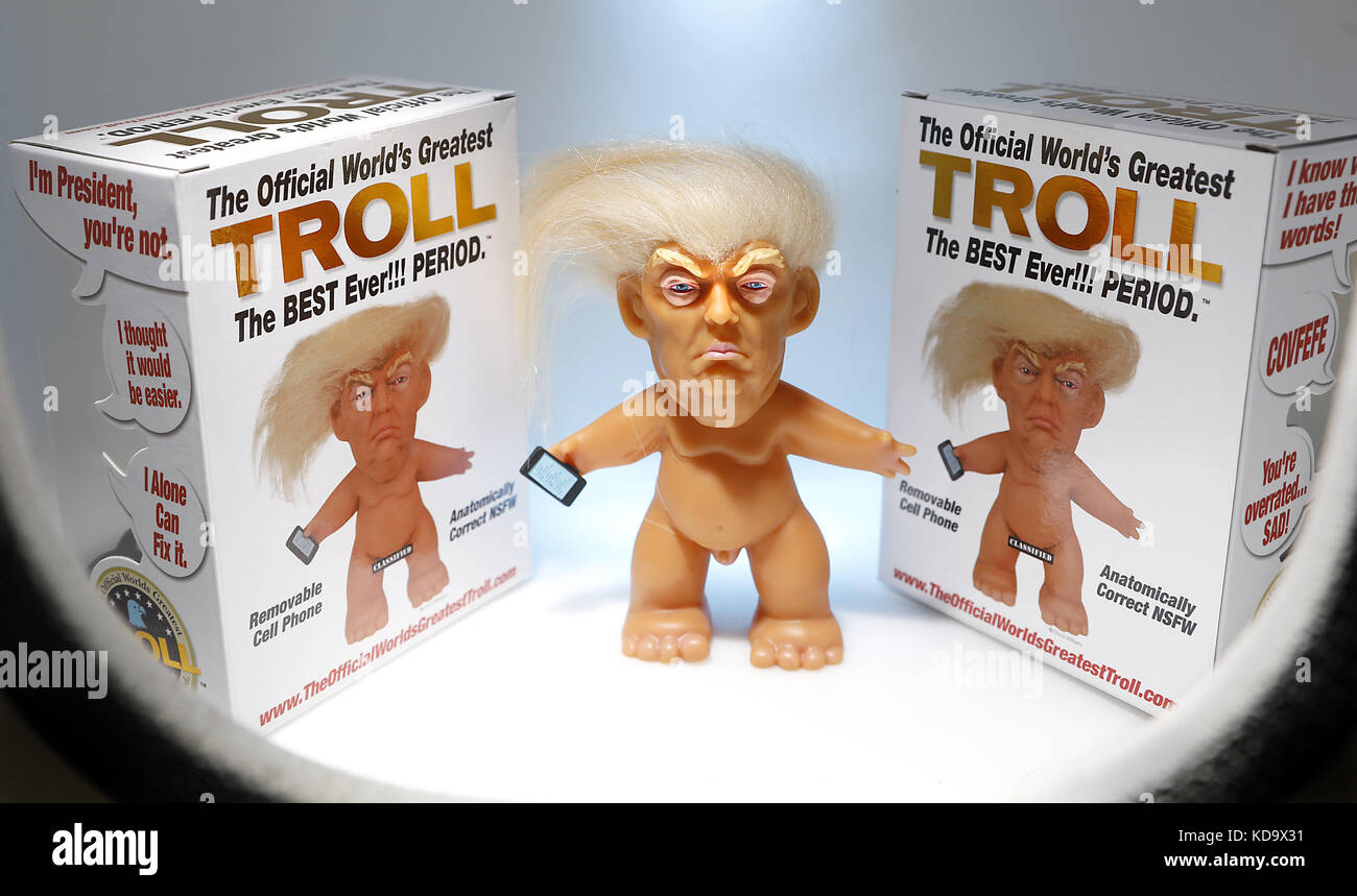 San Diego, CALIFORNIA, Stati Uniti. 11 ottobre 2017. L'Official World's Greatest Troll Sculpt di Chuck Williams è stato rilasciato a coloro che hanno ordinato tramite una campagna Kickstarter. La bambola del troll presenta una somiglianza del presidente Trump con i suoi capelli, le sopracciglia e il telefono con cui twittare. Crediti: John Gastaldo/ZUMA Wire/Alamy Live News Foto Stock