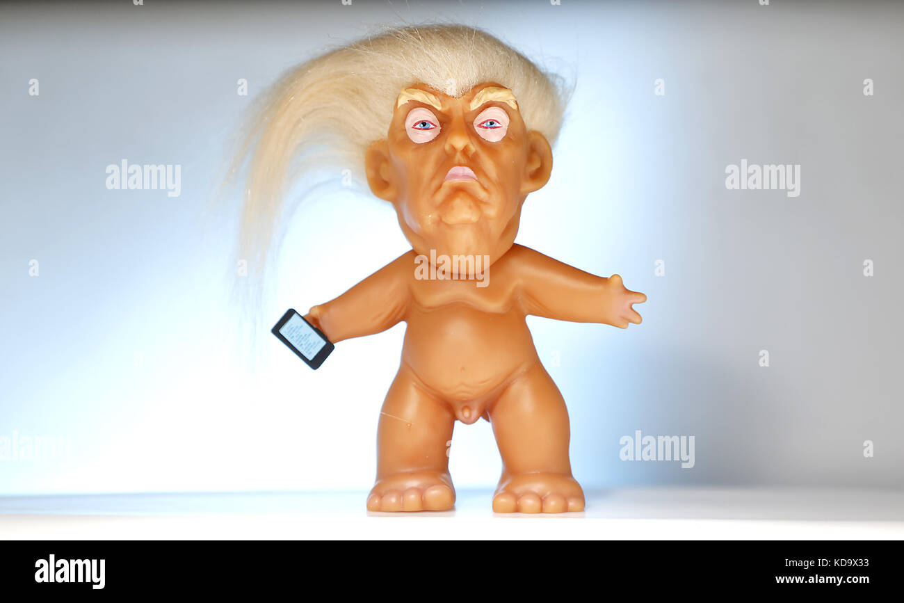 San Diego, CALIFORNIA, Stati Uniti. 11 ottobre 2017. L'Official World's Greatest Troll Sculpt di Chuck Williams è stato rilasciato a coloro che hanno ordinato tramite una campagna Kickstarter. La bambola del troll presenta una somiglianza del presidente Trump con i suoi capelli, le sopracciglia e il telefono con cui twittare. Crediti: John Gastaldo/ZUMA Wire/Alamy Live News Foto Stock