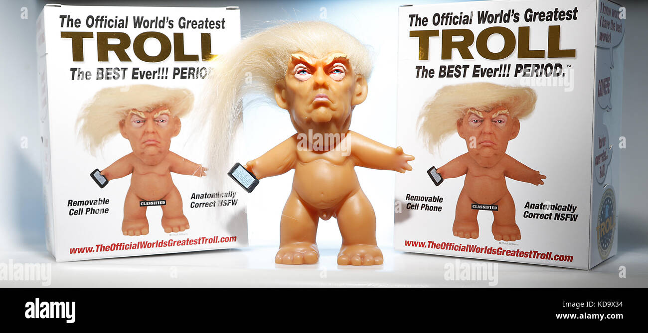 San Diego, CALIFORNIA, Stati Uniti. 11 ottobre 2017. L'Official World's Greatest Troll Sculpt di Chuck Williams è stato rilasciato a coloro che hanno ordinato tramite una campagna Kickstarter. La bambola del troll presenta una somiglianza del presidente Trump con i suoi capelli, le sopracciglia e il telefono con cui twittare. Crediti: John Gastaldo/ZUMA Wire/Alamy Live News Foto Stock