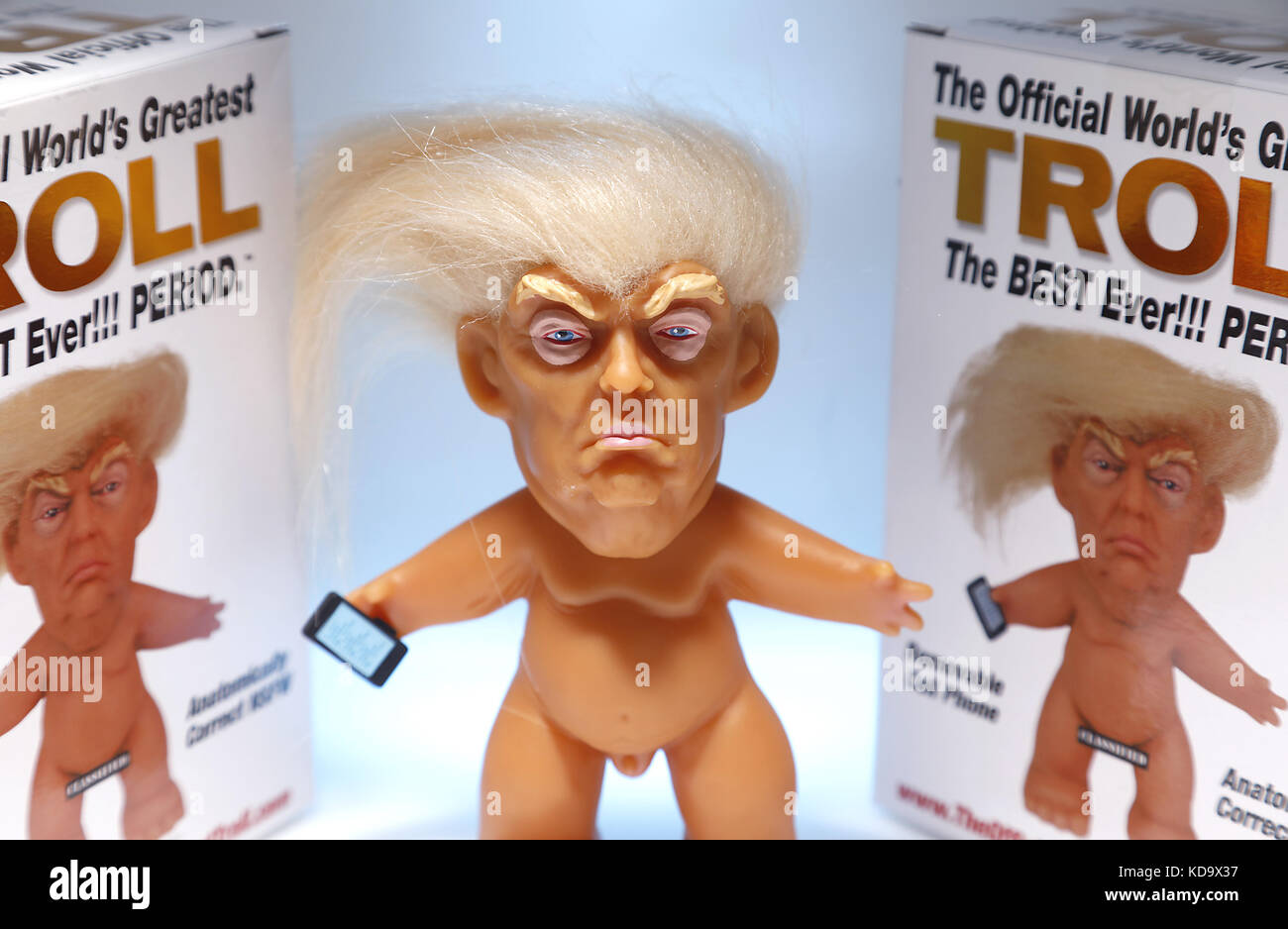 San Diego, CALIFORNIA, Stati Uniti. 11 ottobre 2017. L'Official World's Greatest Troll Sculpt di Chuck Williams è stato rilasciato a coloro che hanno ordinato tramite una campagna Kickstarter. La bambola del troll presenta una somiglianza del presidente Trump con i suoi capelli, le sopracciglia e il telefono con cui twittare. Crediti: John Gastaldo/ZUMA Wire/Alamy Live News Foto Stock