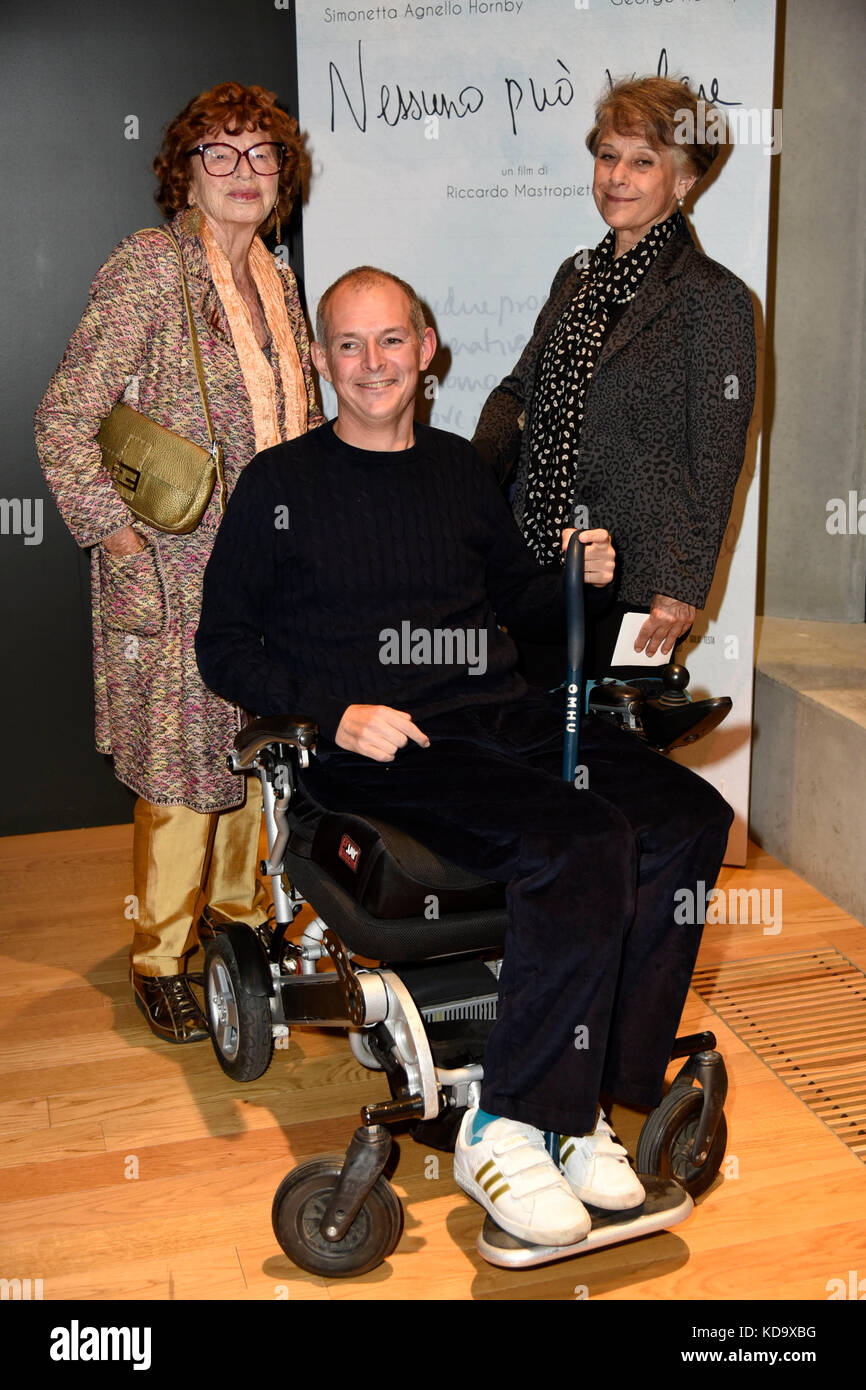 Milano, Italia. Xii oct, 2017. Milano, anteprima filmato "nessuno può volare' - nella foto: simonetta agnello hornby e george hornby con Inge Feltrinelli credit: indipendente Agenzia fotografica/alamy live news Foto Stock