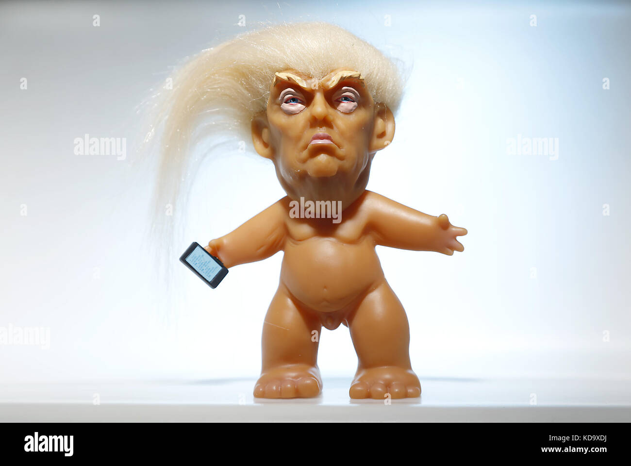 San Diego, CA, Stati Uniti d'America. Undicesimo oct, 2017 IL FUNZIONARIO più grande nel mondo troll scolpire da chuck Williams è stato ora rilasciato a coloro che hanno ordinato attraverso una campagna kickstarter. il troll doll dispone di una somiglianza di presidente trump completare con la sua firma di capelli, sopracciglia e telefono con cui tweet. Credito: Giovanni gastaldo/zuma filo/alamy live news Foto Stock