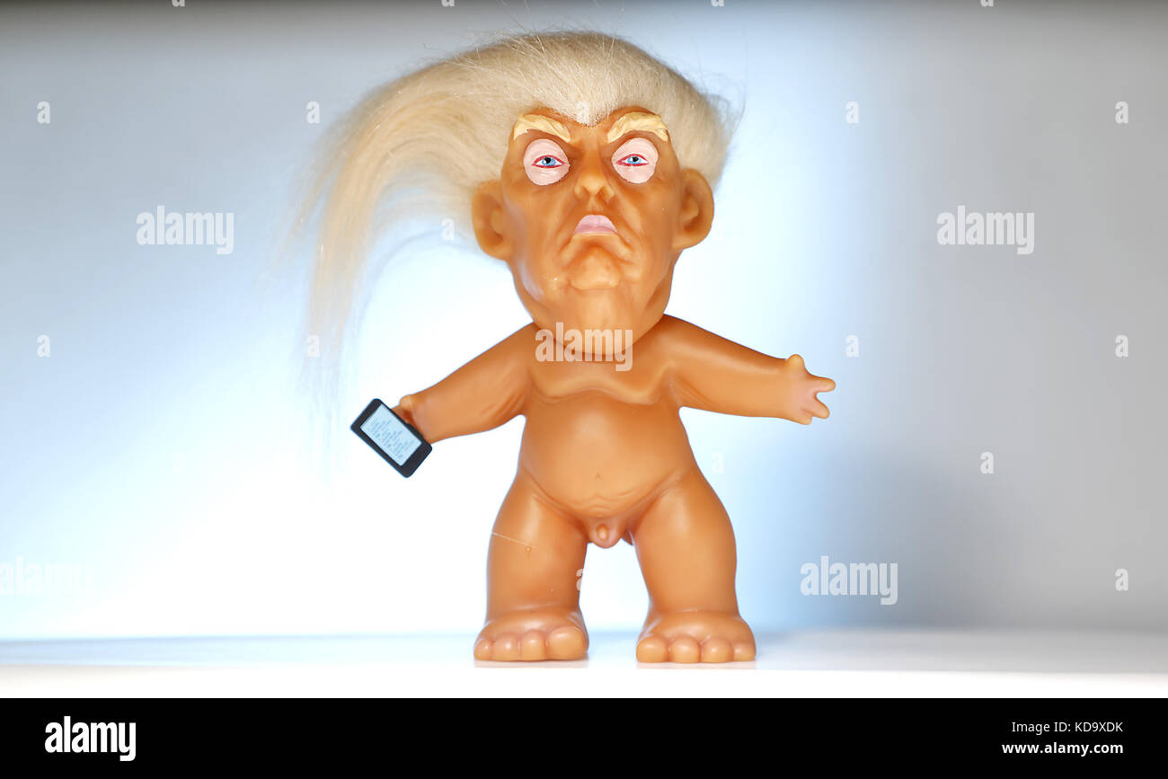 San Diego, California, Stati Uniti. 11 ottobre 2017. L'Official World's Greatest Troll Sculpt di Chuck Williams è stato rilasciato a coloro che hanno ordinato tramite una campagna Kickstarter. La bambola del troll presenta una somiglianza del presidente Trump con i suoi capelli, le sopracciglia e il telefono con cui twittare. Crediti: John Gastaldo/ZUMA Wire/Alamy Live News Foto Stock