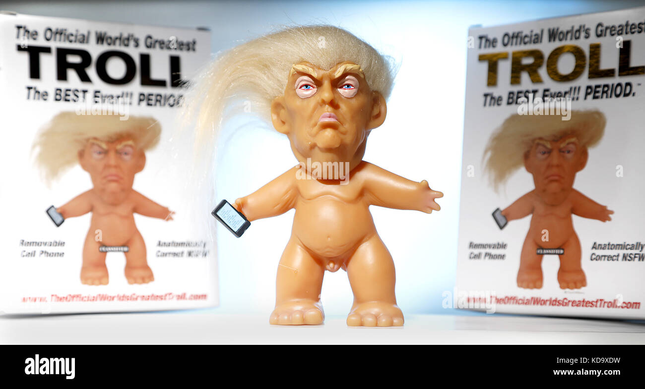 San Diego, CALIFORNIA, Stati Uniti. 11 ottobre 2017. L'Official World's Greatest Troll Sculpt di Chuck Williams è stato rilasciato a coloro che hanno ordinato tramite una campagna Kickstarter. La bambola del troll presenta una somiglianza del presidente Trump con i suoi capelli, le sopracciglia e il telefono con cui twittare. Crediti: John Gastaldo/ZUMA Wire/Alamy Live News Foto Stock