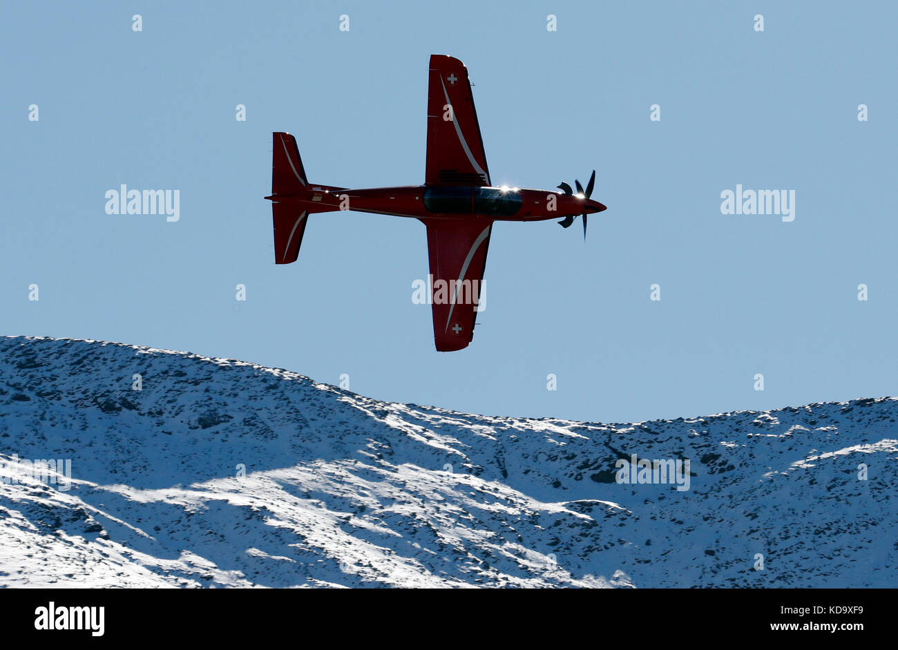 Meiringen, Svizzera. 11 ottobre 2017. Un aereo da addestramento Swiss Pilatus PC-21 si esibisce durante una mostra aerea della Swiss Air Force sull'Axalp vicino alla base aerea di Meiringen, in Svizzera, l'11 ottobre 2017. Le forze aeree svizzere tengono il loro tiro annuale sull'Axalp, sulle montagne svizzere. Crediti: Ruben Sprich/Xinhua/Alamy Live News Foto Stock