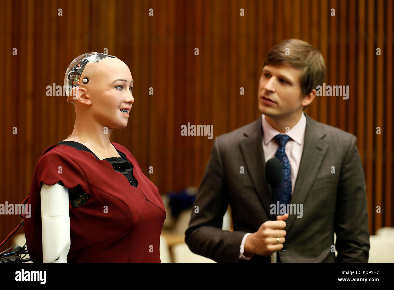 Nazioni Unite, New York, USA. 11 ottobre 2017. Un uomo intervista Sophia (L), un robot umanoide realistico, al New York, 11 ottobre 2017. Sophia era presente a un incontro su "il futuro di tutto - lo sviluppo sostenibile nell'era del rapido cambiamento tecnologico". Crediti: Li Muzi/Xinhua/Alamy Live News Foto Stock