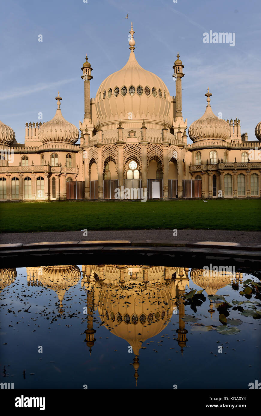 Brighton, Regno Unito. 12 ottobre 2017. Meteo nel Regno Unito. Il Royal Pavilion di Brighton si riflette in uno dei laghetti del giardino in una bella mattinata di sole, con le previsioni del tempo che saranno insolitamente calde nei prossimi giorni nel sud del Regno Unito. Credito: Simon Dack/Alamy Live News Foto Stock