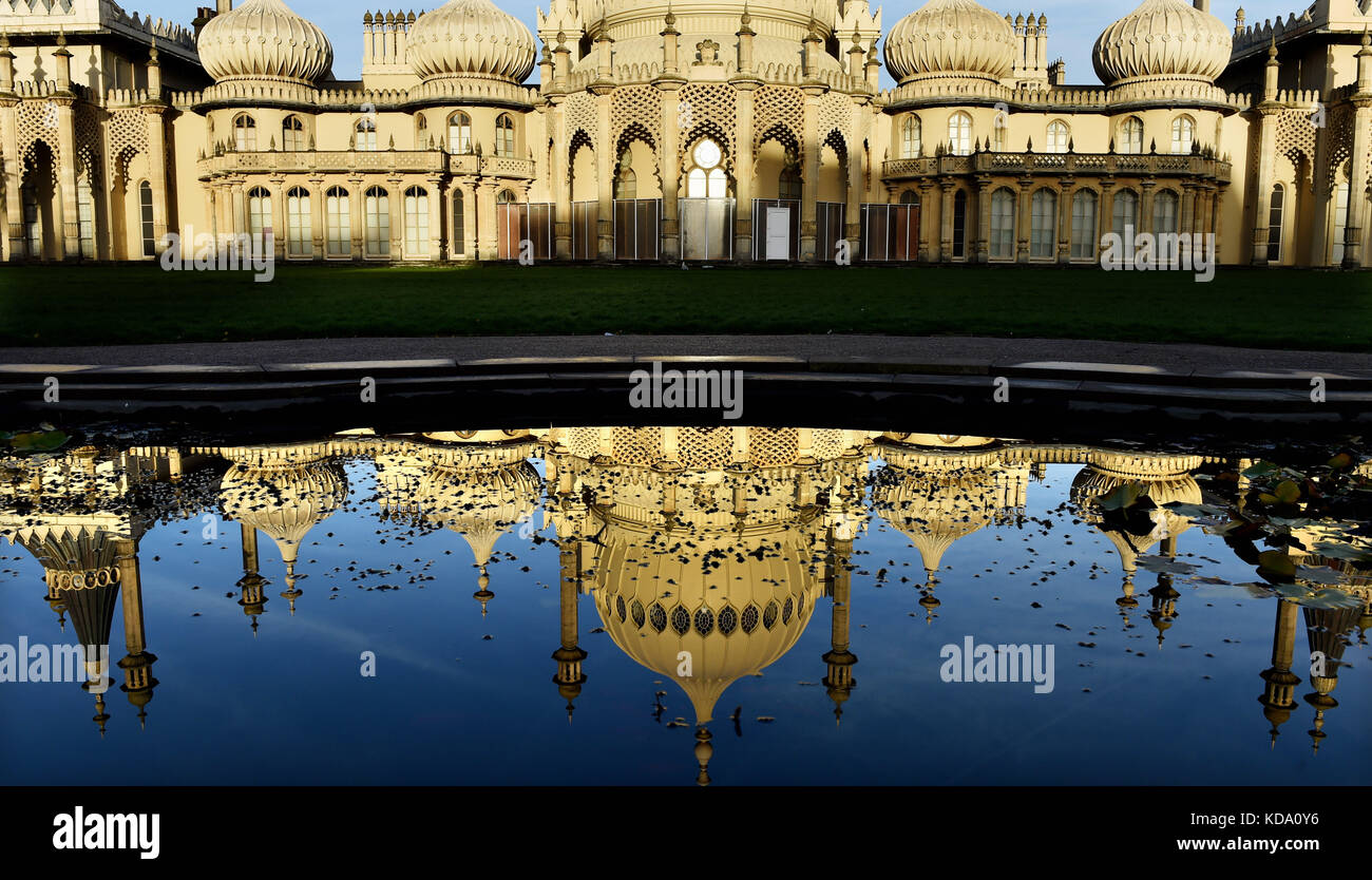 Brighton, Regno Unito. 12 ottobre 2017. Meteo nel Regno Unito. Il Royal Pavilion di Brighton si riflette in uno dei laghetti del giardino in una bella mattinata di sole, con le previsioni del tempo che saranno insolitamente calde nei prossimi giorni nel sud del Regno Unito. Credito: Simon Dack/Alamy Live News Foto Stock