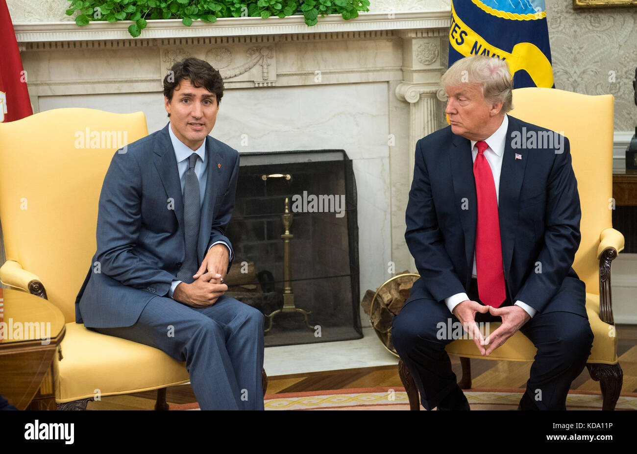 Washington, Stati Uniti. 11 ottobre 2017. Il primo ministro canadese Justin Trudeau parla al fianco del presidente degli Stati Uniti Donald Trump durante un incontro presso l'Ufficio ovale alla Casa Bianca di Washington, DC, l'11 ottobre 2017. Credito: Kevin Dietsch/Pool via CNP - NESSUN SERVIZIO DI TELECOMUNICAZIONE · credito: Kevin Dietsch/Pool/Consolidated/dpa/Alamy Live News Foto Stock