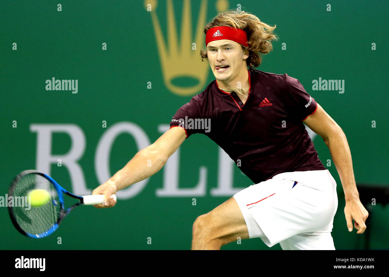 Shanghai, Cina. 12 ottobre 2017. La Germania Alexander Zverev torna il pallone durante il terzo turno singolo contro Juan Martin del Potro dell'Argentina al torneo di tennis ATP Shanghai Masters 2017 a Shanghai, Cina orientale, il 12 ottobre 2017. Alexander Zverev ha perso 1-2. Crediti: Fan Jun/Xinhua/Alamy Live News Foto Stock