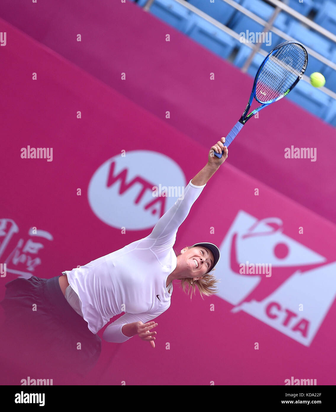 Tianjin. 12 ottobre 2017. La Russia Maria Sharapova partecipa al secondo turno femminile contro la Polonia Magda Linette al WTA Tianjin Open 2017 nel comune di Tianjin, nella Cina settentrionale, il 12 ottobre 2017. Crediti: Yue Yuewei/Xinhua/Alamy Live News Foto Stock