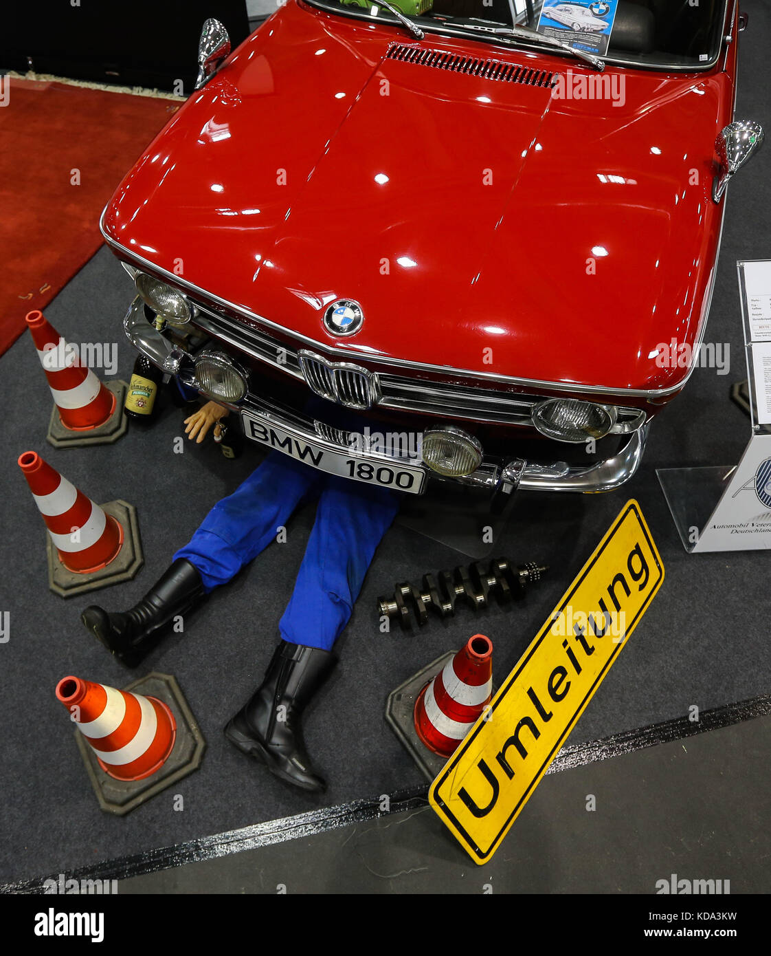 Amburgo, Germania. 12 ottobre 2017. Una BMW 1800 parcheggiata, allestita come veicolo in avaria, alla fiera Hamburg Motor Classics di Amburgo, Germania, il 12 ottobre 2017. Auto d'epoca, modelli recenti e motociclette classiche saranno in mostra e in vendita alla prima fiera di Amburgo Motor Classics, che si terrà dal 13 al 15 ottobre 2017. Crediti: Ulrich Perrey/Ulrich Perrey/dpa/Alamy Live News Foto Stock