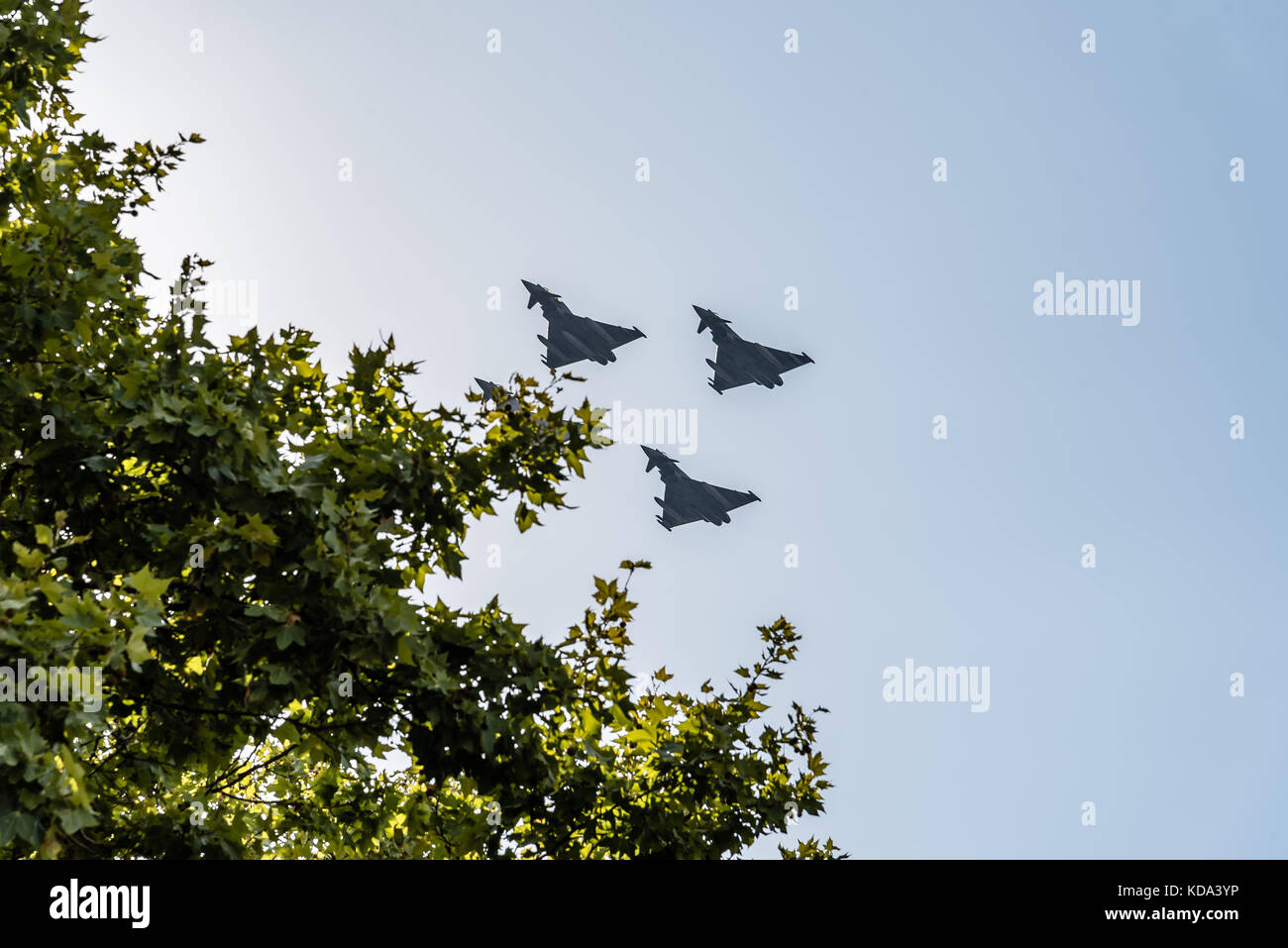 Madrid, Spagna. Xii oct, 2017. Quattro Eurofighter jet in volo nazionale spagnolo di parata del giorno. Breve dopo la parata di uno di loro si è schiantato durante lo sbarco su Albacete air base. Il pilota non è riuscito a sfuggire l'aeromobile prima si è schiantato ed è stata riportata morto. Credito: Juan Jimenez/Alamy Live News Foto Stock